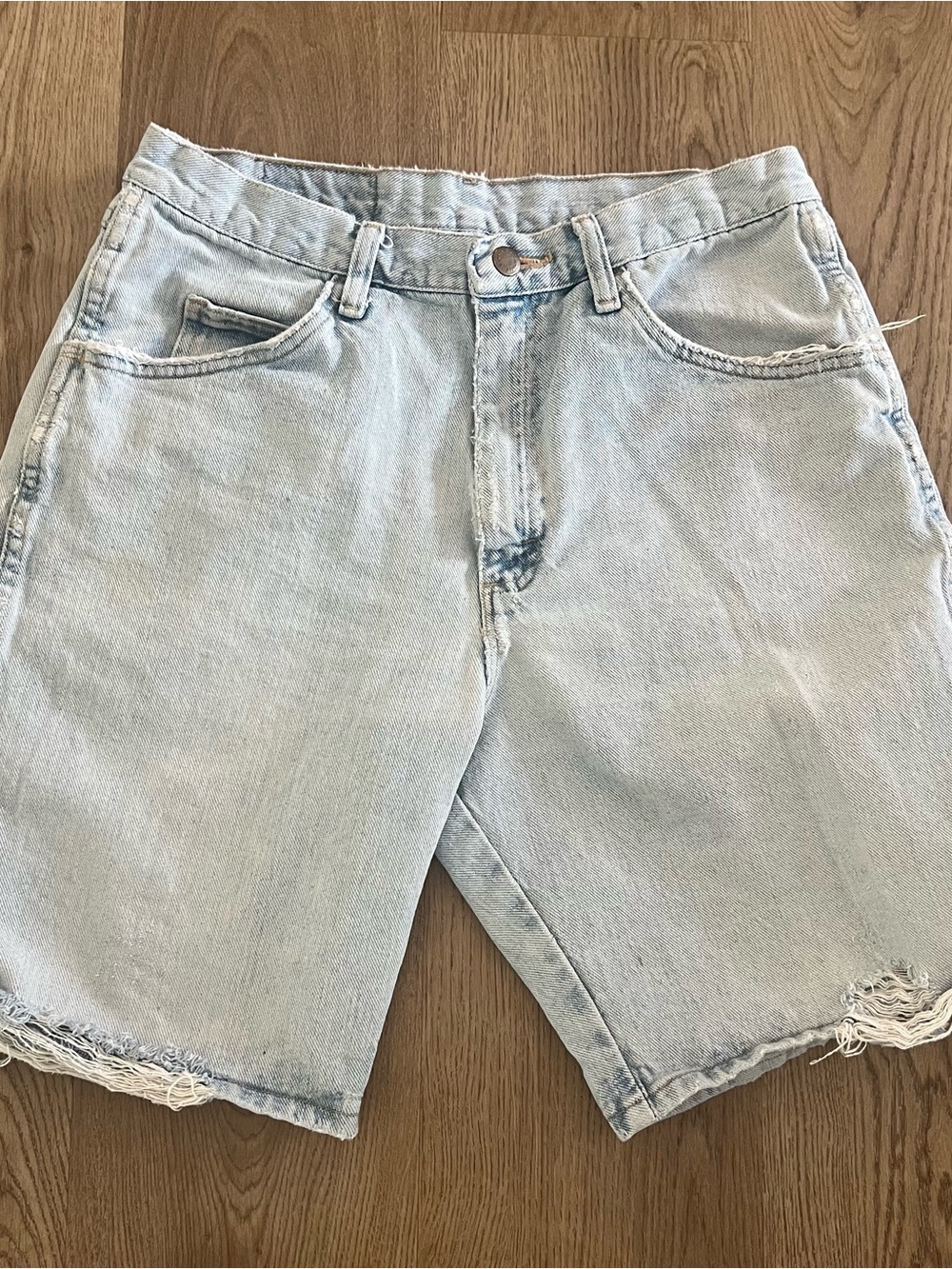 Wranglers Women’s Light Wash Light Denim Shorts Distressed Frayed Hem Pockets